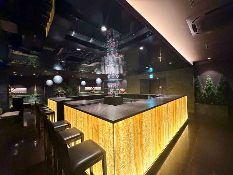 ゲストの待合スペース。シックな雰囲気で挙式会場の雰囲気とは異なる。