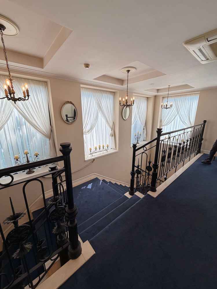 1階(受付場所や披露宴会場)から２階(チャペル)への階段です。ここで当日の写真を撮影することができる