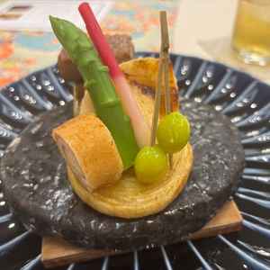 石焼きで出てくるメインのお料理。かなり熱々の状態で食べることが出来る。ランクを上げてでも出したい一品
