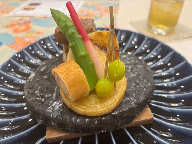 石焼きで出てくるメインのお料理。かなり熱々の状態で食べることが出来る。ランクを上げてでも出したい一品