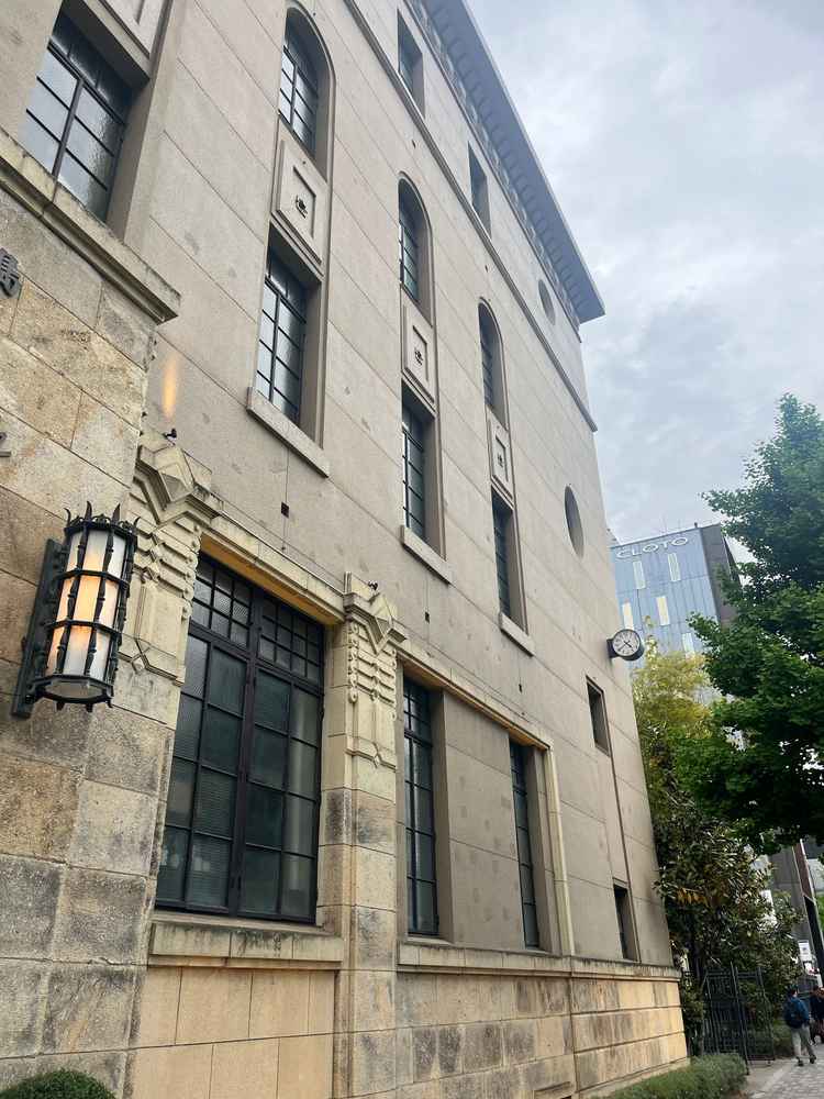 昔はこの時計の下で待ち合わせしてたそうです