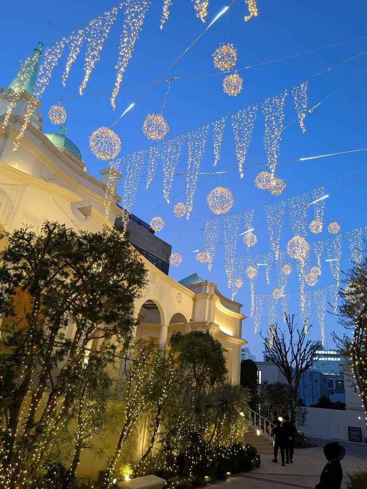 披露宴会場とチャペルの間はイルミネーションが点灯していて大変きれいでした。