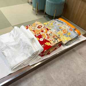 挙式で着用できる伝統的な白無垢と着物。神田明神の厳かな雰囲気とよく合っていると感じました。