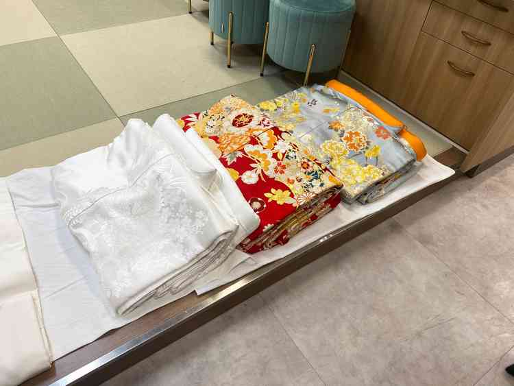 挙式で着用できる伝統的な白無垢と着物。神田明神の厳かな雰囲気とよく合っていると感じました。