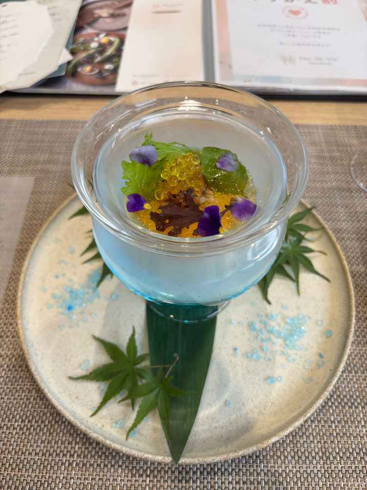 アミューズです。コンソメ味で食べやすかったです。またスモーク演出がサプライズ感があって良かったです。