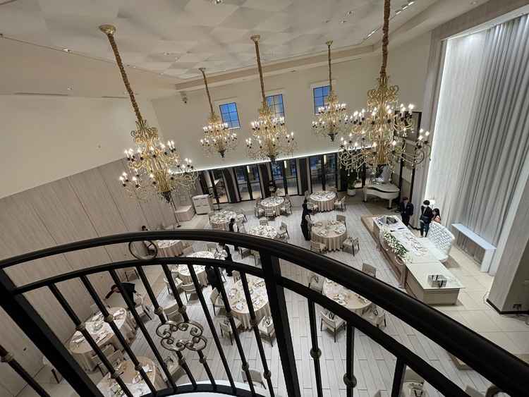 披露宴会場、レイのバルコニーからの写真。天井が高く美しい