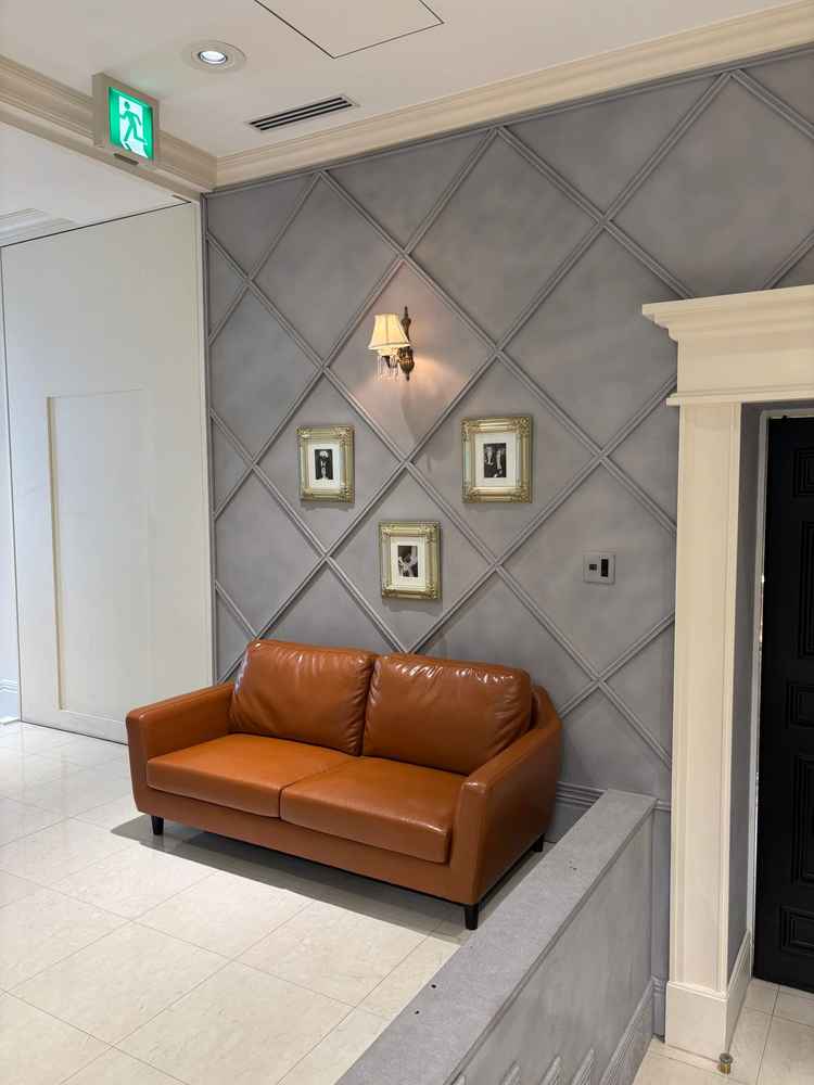 ロビーの2階にあるソファー　フォトスポットになりそうで良い