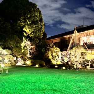 手入れの行き届いた庭園と建物が調和し、落ち着きと特別感を感じられる魅力的な空間だと感じました。