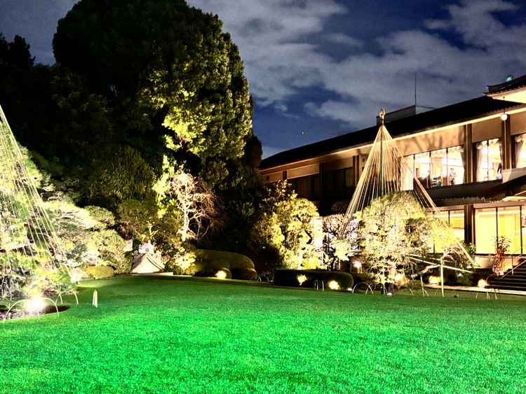 手入れの行き届いた庭園と建物が調和し、落ち着きと特別感を感じられる魅力的な空間だと感じました。