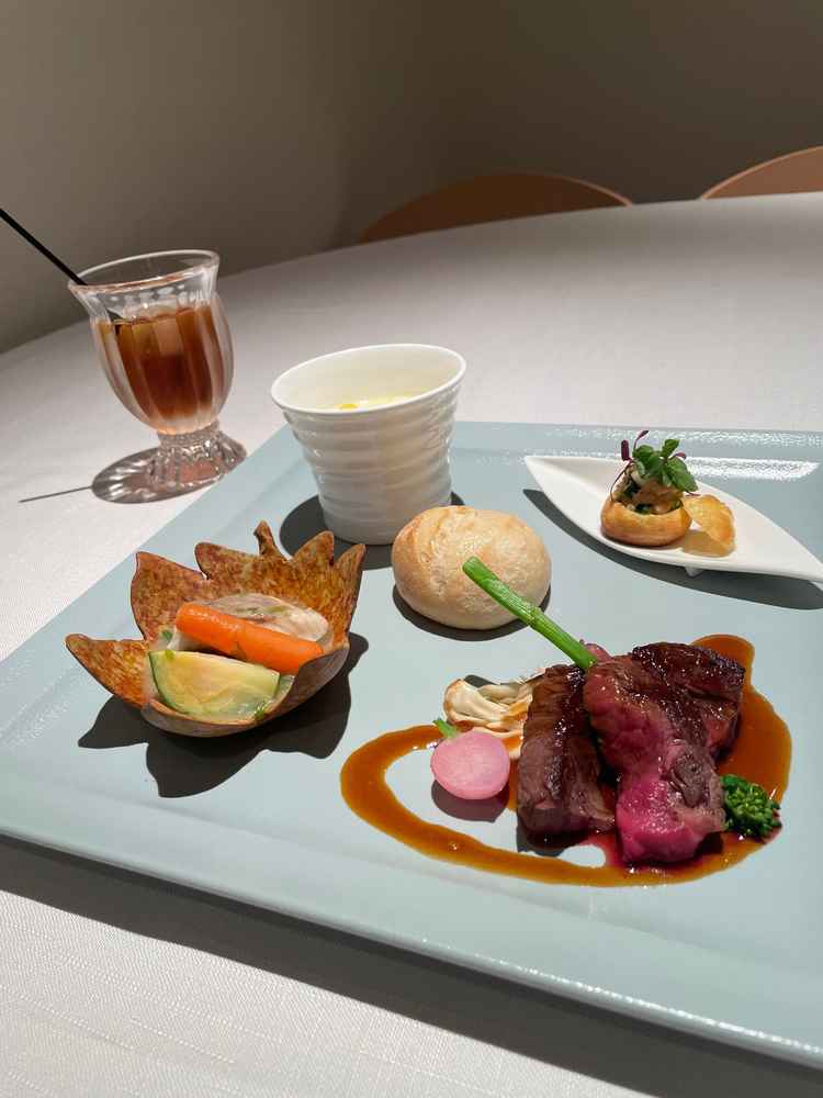 お料理の試食はワンプレートになってて実際のサイズを小さくしたものが出てきて味はどれも美味しかった！