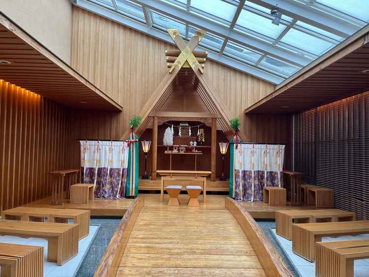 神前式の会場。ゲストと新郎新婦の間を水が流れ、水の音・外の空気も感じられ、厳かな雰囲気があった。