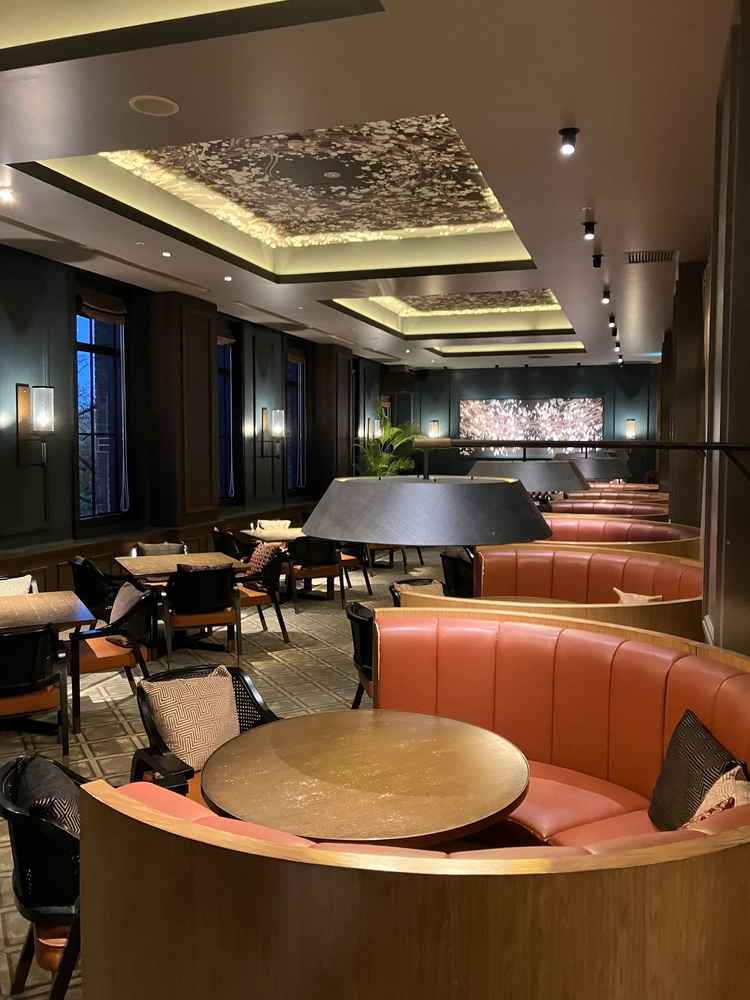 ゲストの方が待機出来る場所。雰囲気がクラシックな感じでこの場でいるだけでも非日常を感じられる。