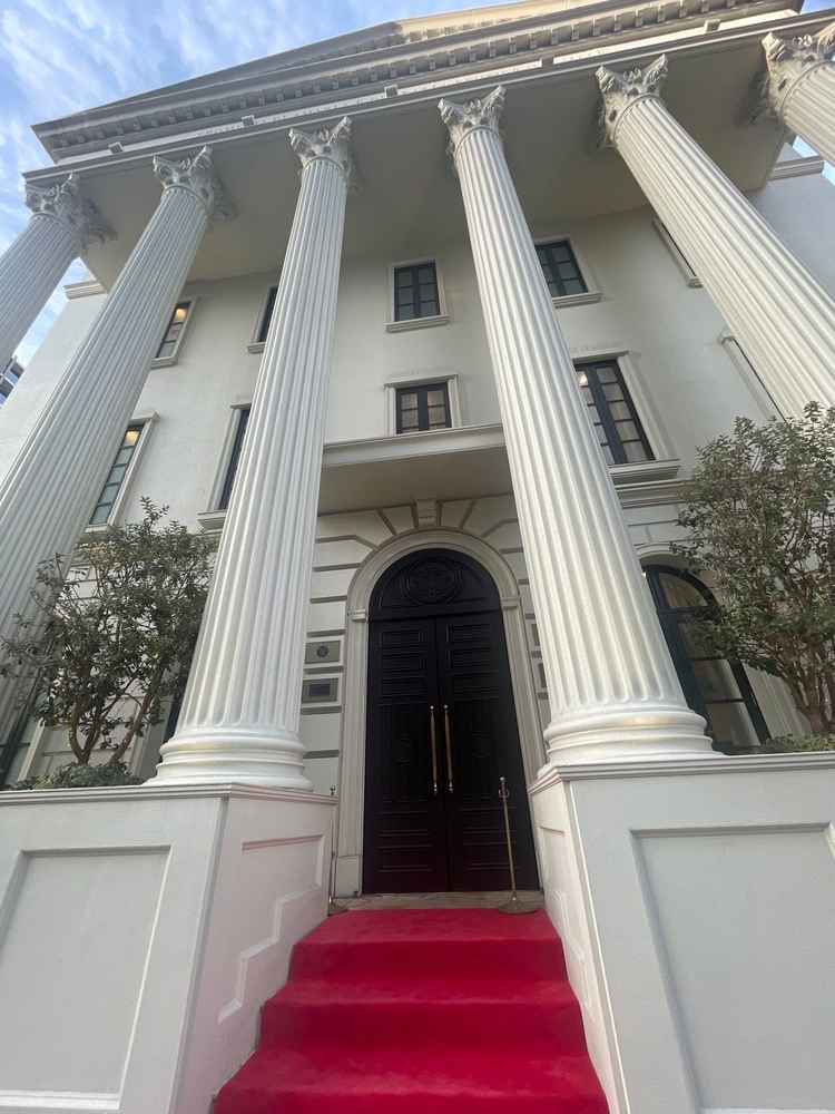 南側からの外観。建物の雰囲気が良いので、階段部分での撮影をする方もいる。