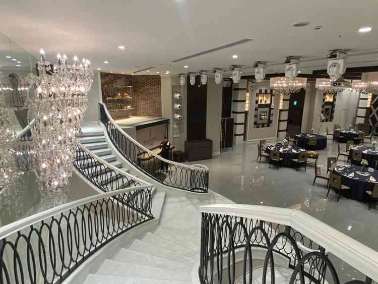 披露宴会場(コンコード)の階段上からの景色。ゲストの席を一望でき、照明や音響の設備もすごかったです