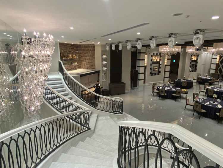 披露宴会場(コンコード)の階段上からの景色。ゲストの席を一望でき、照明や音響の設備もすごかったです