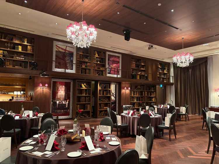 披露宴　茶色の会場