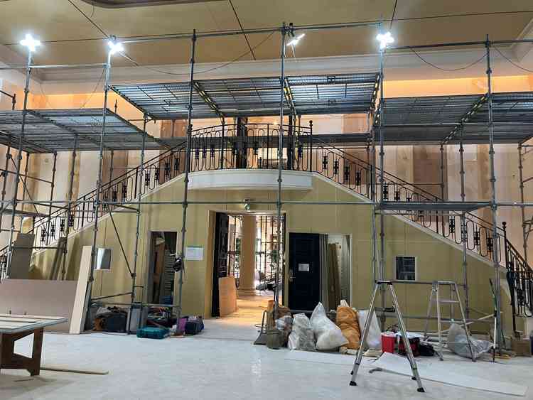 披露宴会場で階段から降りてくる演出ができる。