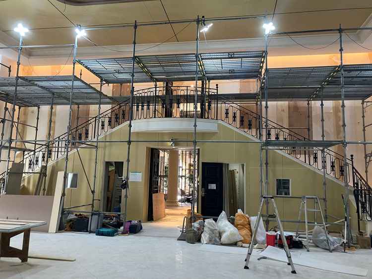 披露宴会場で階段から降りてくる演出ができる。