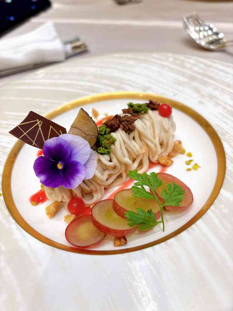 季節ごとのコースもあり、デザートはぶどうや栗など、秋の味覚でいっぱいでした。