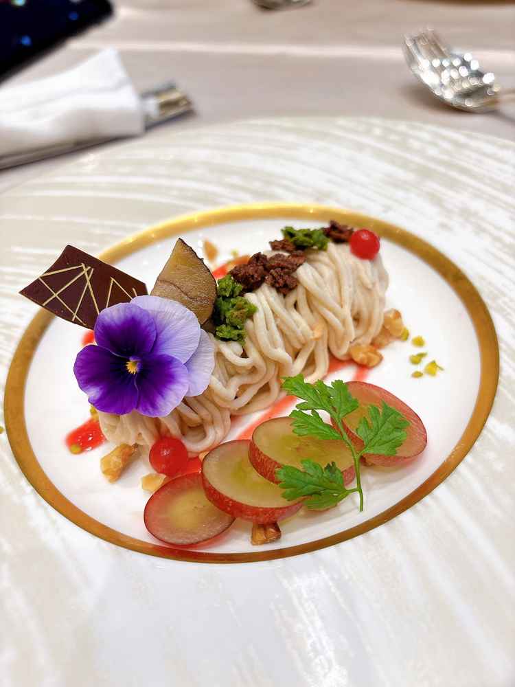 季節ごとのコースもあり、デザートはぶどうや栗など、秋の味覚でいっぱいでした。