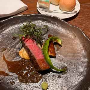 メインのお肉料理。お肉のボリュームがあり、お箸でも切れるくらい柔らかく絶品でした！