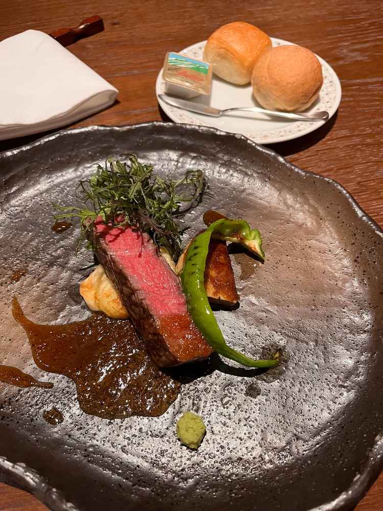 メインのお肉料理。お肉のボリュームがあり、お箸でも切れるくらい柔らかく絶品でした！