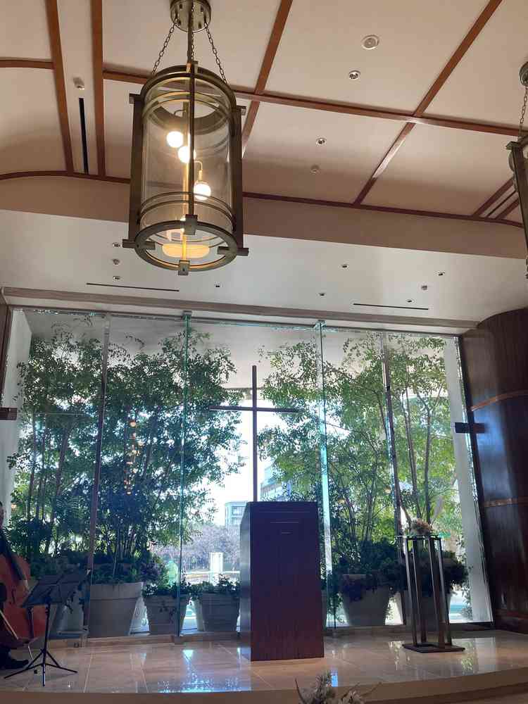 チャペルは自然を感じられ天候に左右されにくいつくりになっているとのこと、生演奏の曲は決まっているよう