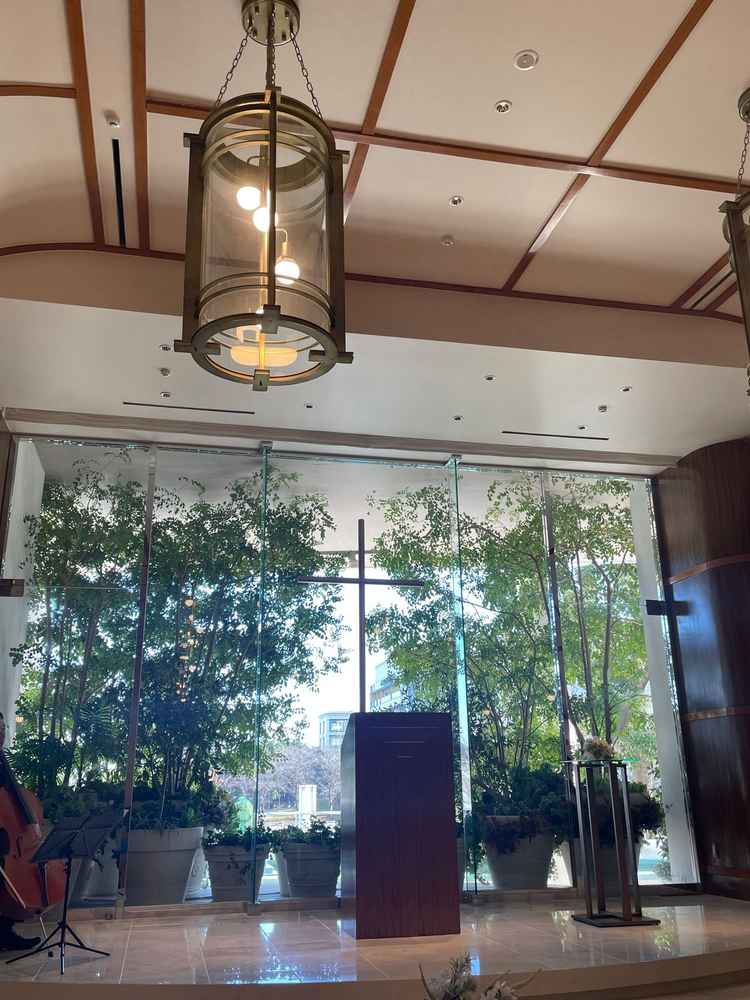 チャペルは自然を感じられ天候に左右されにくいつくりになっているとのこと、生演奏の曲は決まっているよう