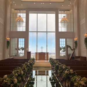 青空と緑、真っ白な壁のコントラストが映えるチャペル。バージンロードは緑が敷き詰められて、ウエディング