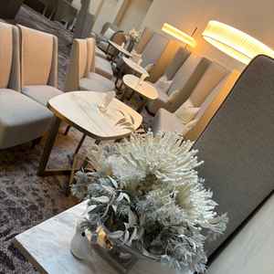 ゲストの待合室です。白の造花は固定でとてもおしゃれで、生演奏も聞けて優雅な時間でした