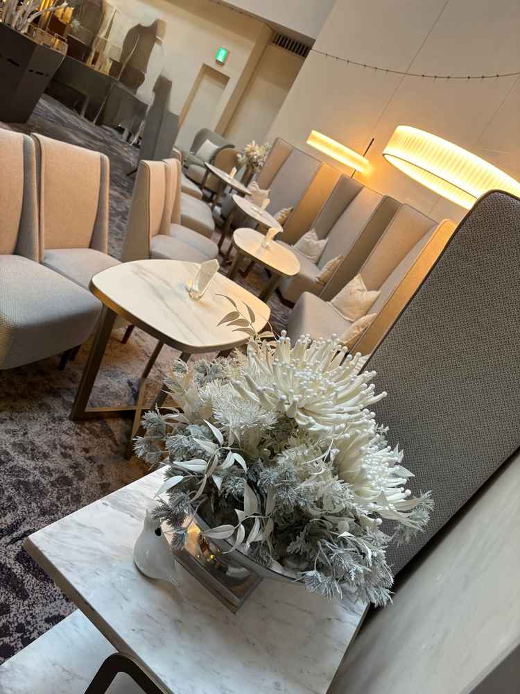 ゲストの待合室です。白の造花は固定でとてもおしゃれで、生演奏も聞けて優雅な時間でした