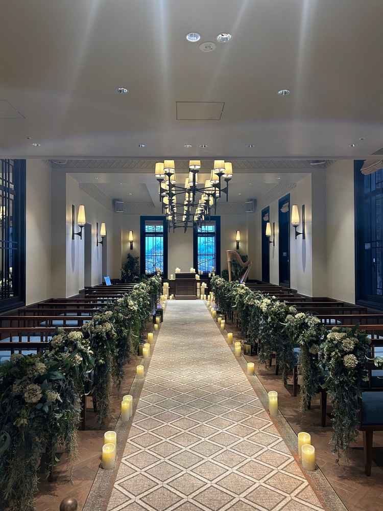 挙式会場。バージンロードがとても長い。ゲストと近い。