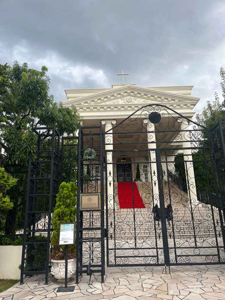 憧れの外階段。チャペルは２つあり、白基調のチャペルを出るとこちらの階段のよう。