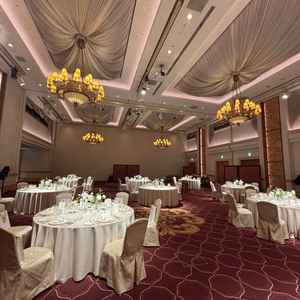 今まで見学した式場の中でも1番広い披露宴会場でした。