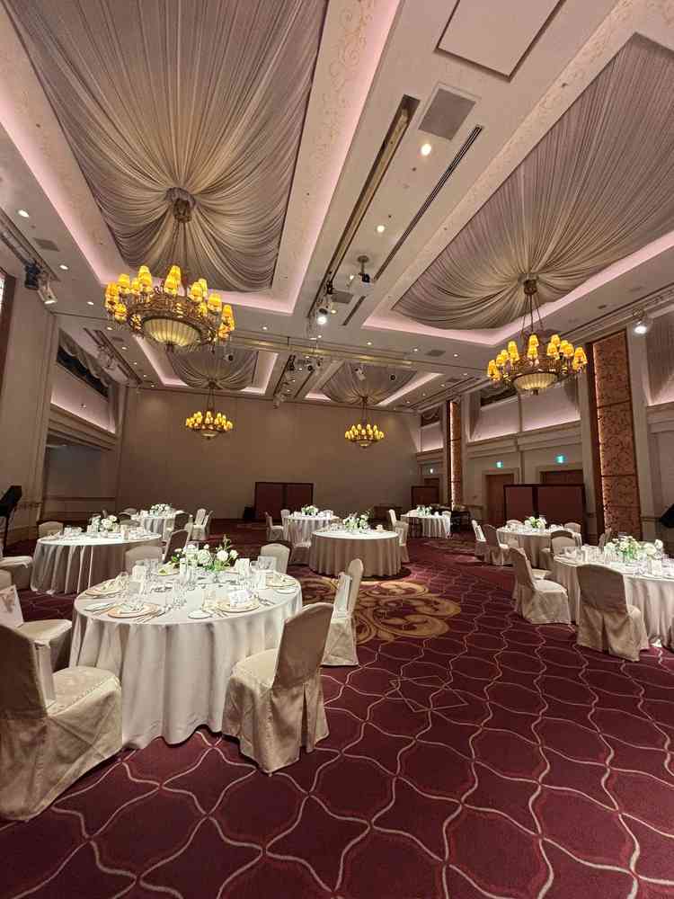 今まで見学した式場の中でも1番広い披露宴会場でした。