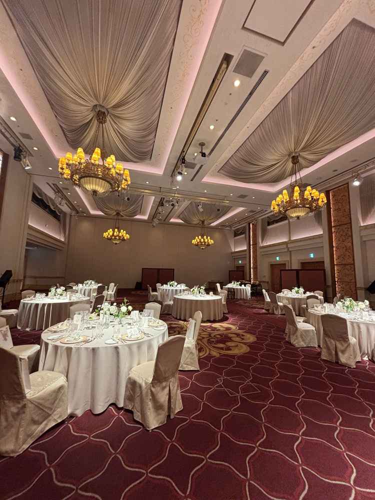 今まで見学した式場の中でも1番広い披露宴会場でした。