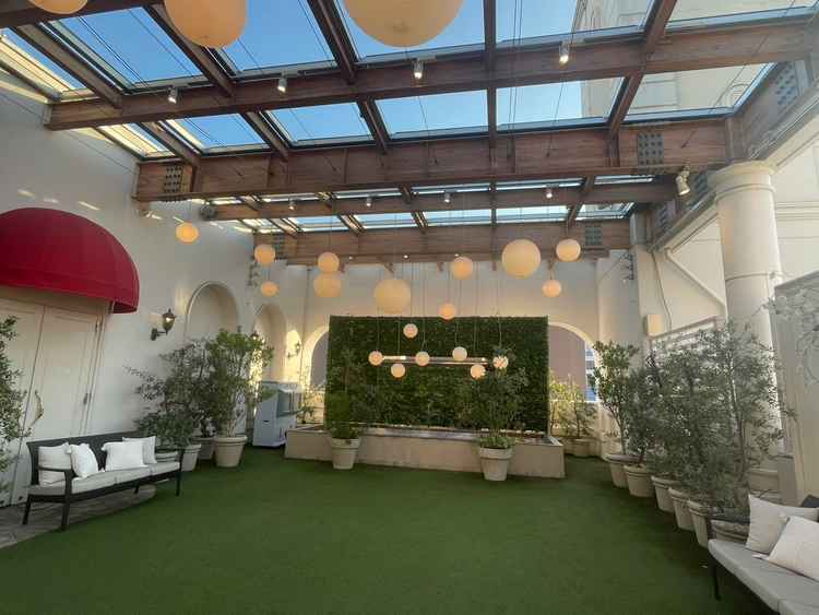 全天候型で、外でも写真を取ったりできるスペースがあります。３枚目と同じフロアで、ゲストも集まれます。