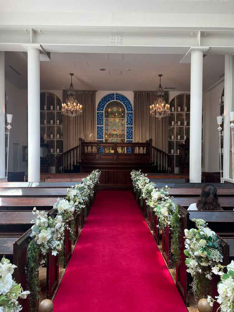 チャペル。赤いバージンロード。