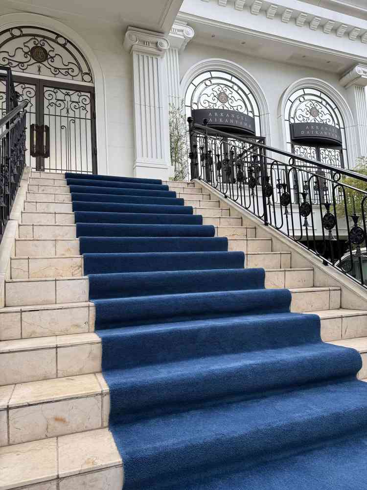 華やかな青絨毯