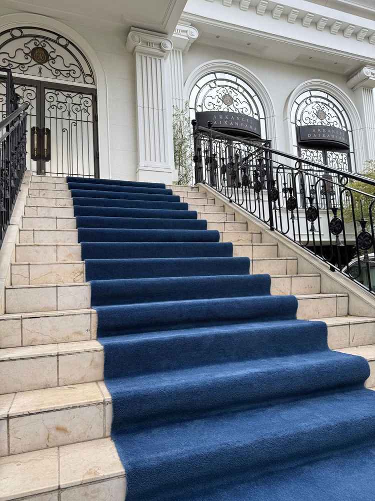 華やかな青絨毯