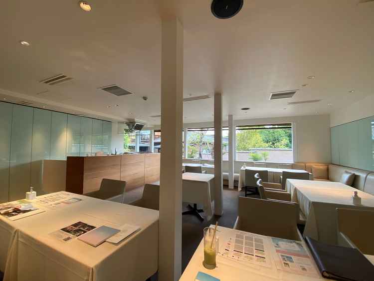 当日は親族待合室として使われるラウンジも広々と清潔で快適でした。窓から見える緑も落ち着きがあります。