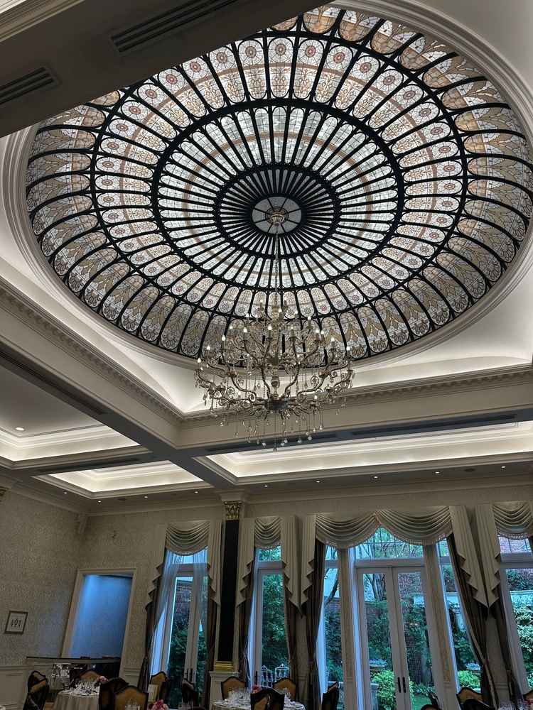 披露宴会場天井ステンドグラス