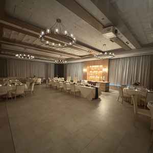 披露宴会場。木目調で暖かい雰囲気のある会場。