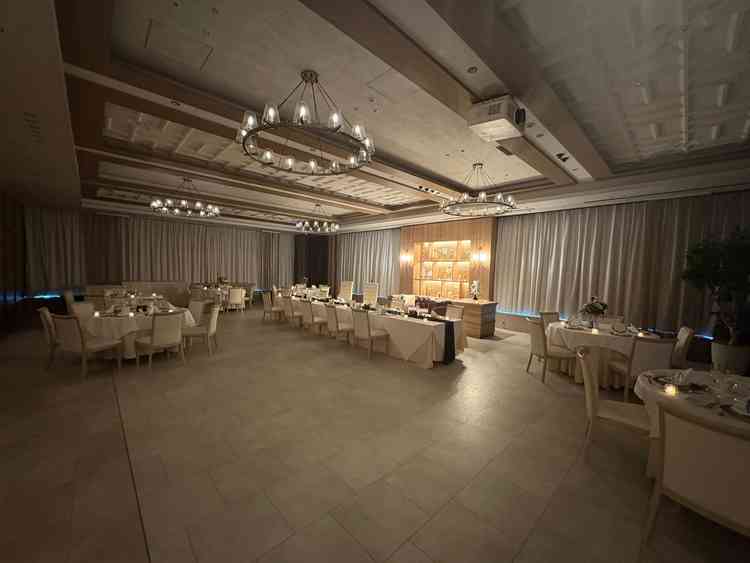 披露宴会場。木目調で暖かい雰囲気のある会場。