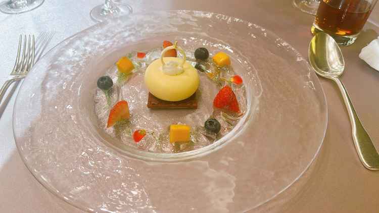 可愛らしい見た目は勿論、甘いムースとその周りのミントゼリーとフルーツの爽やかさが絶品でした。