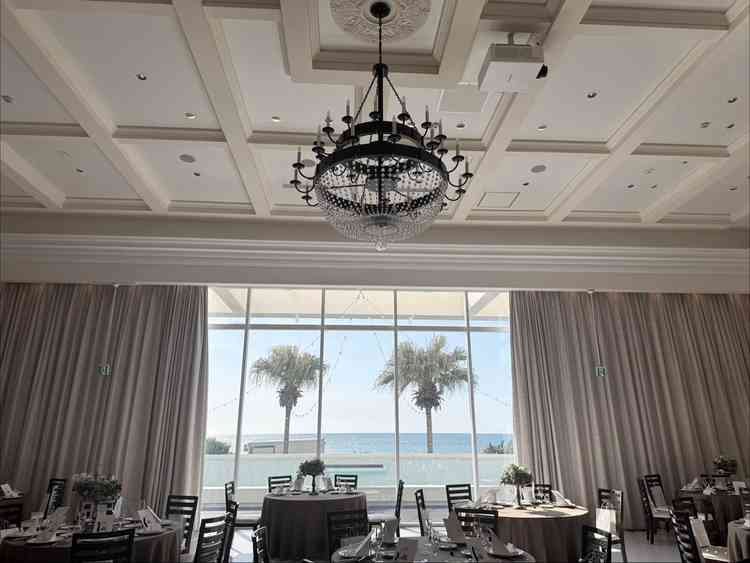 リゾート感あふれる、華やかな雰囲気のパーティー会場です。