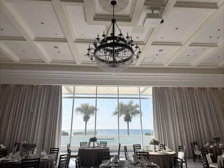 リゾート感あふれる、華やかな雰囲気のパーティー会場です。