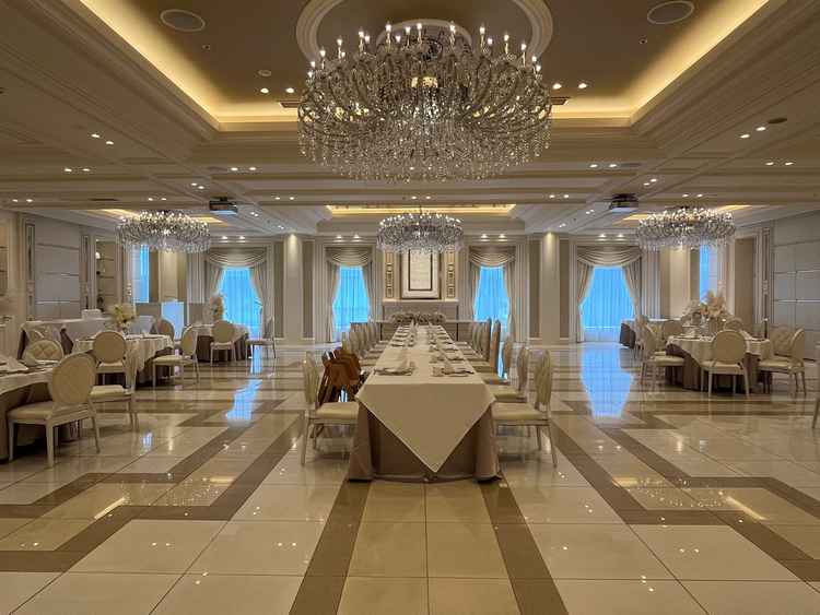 白が基調になっている広宴会場