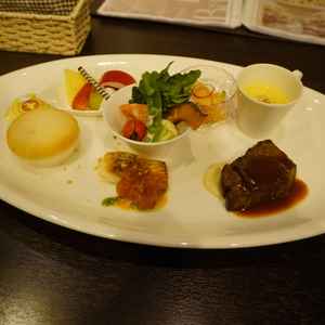 試食。どの料理もとても美味しく、当日のコースに期待が持てた。特にメインは絶品だった。