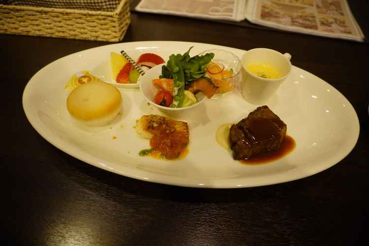 試食。どの料理もとても美味しく、当日のコースに期待が持てた。特にメインは絶品だった。